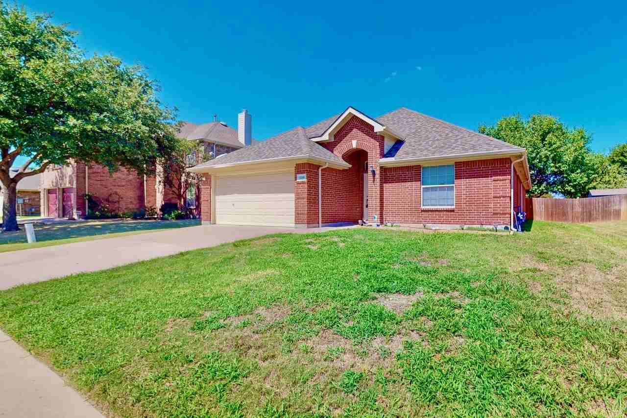 1216 Lake Forest Dr - Photo 3 of 33