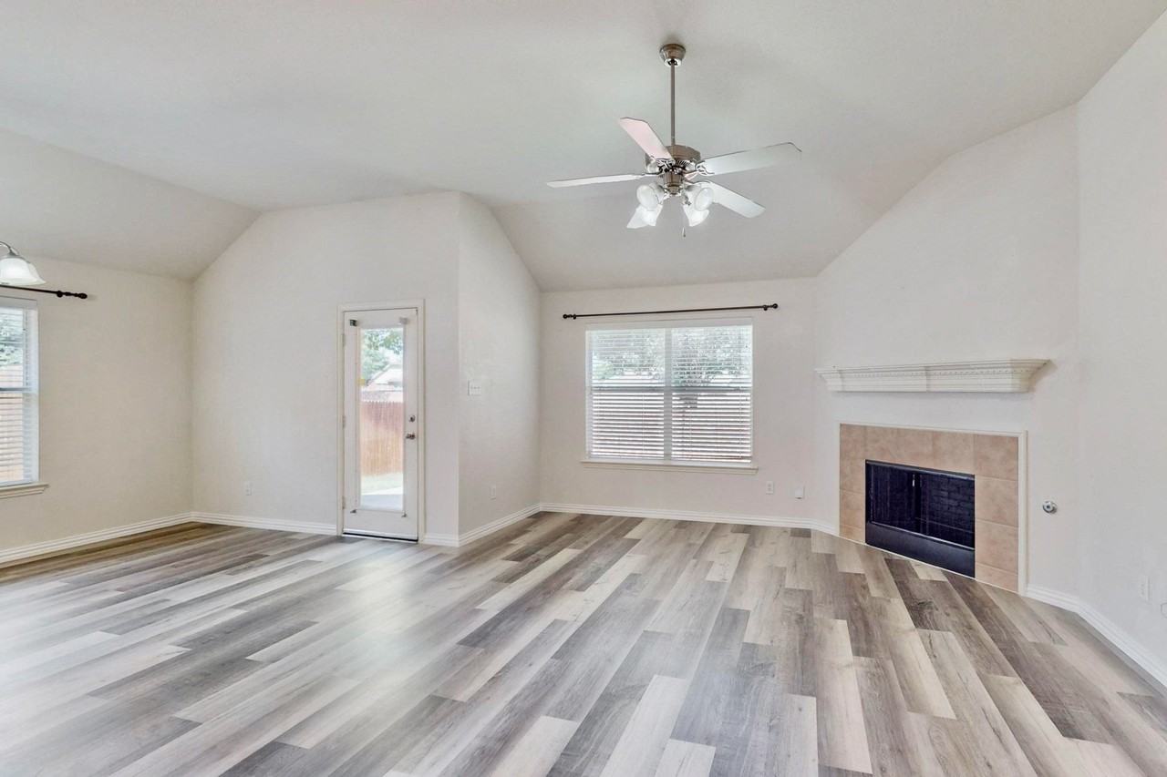 1216 Lake Forest Dr - Photo 4 of 33