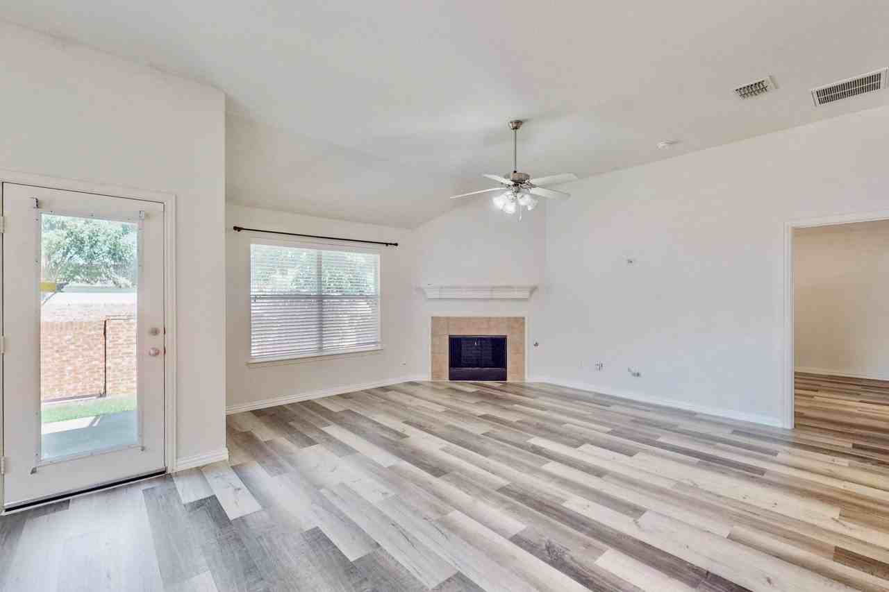 1216 Lake Forest Dr - Photo 5 of 33