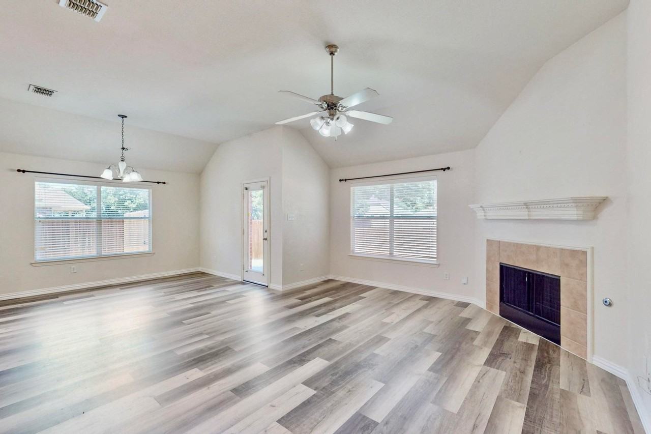 1216 Lake Forest Dr - Photo 6 of 33