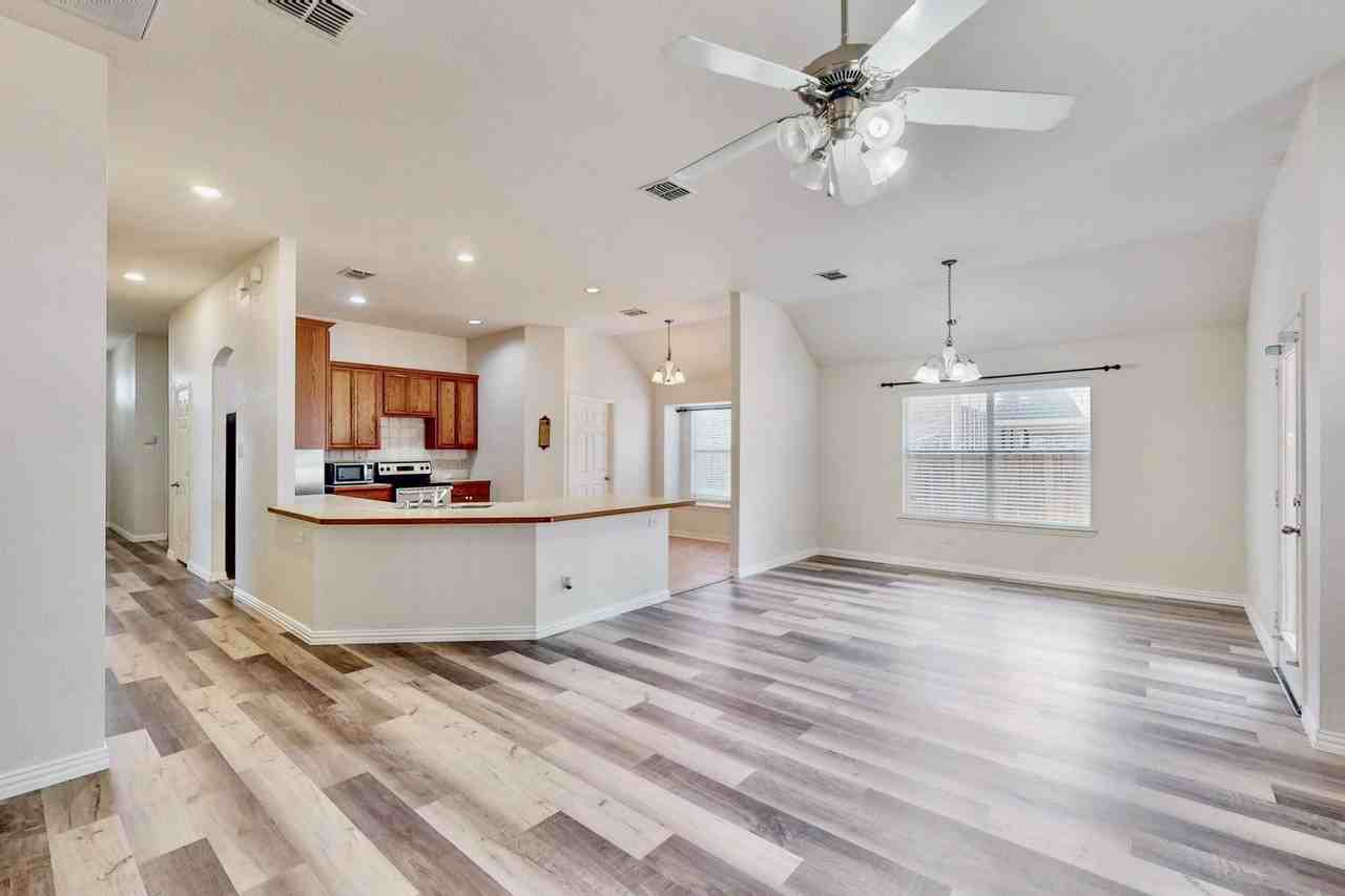 1216 Lake Forest Dr - Photo 7 of 33