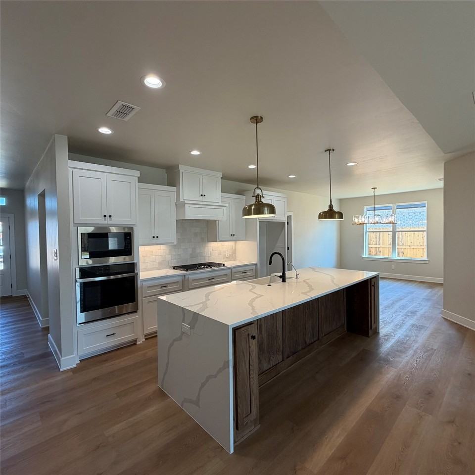 7802 Enderby Ln - Photo 4 of 30