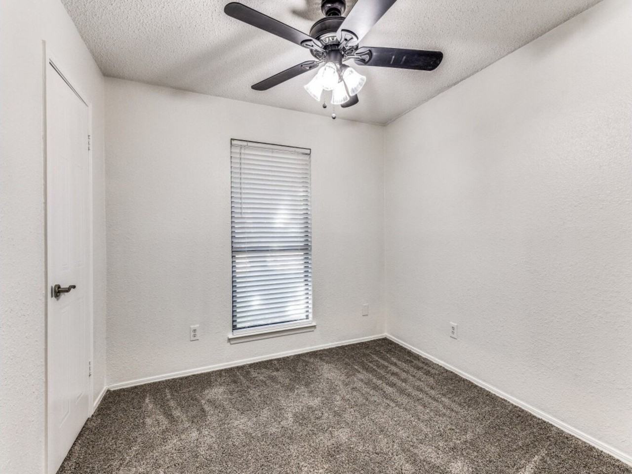 600 Nw Ann Lois Ln - Photo 5 of 12