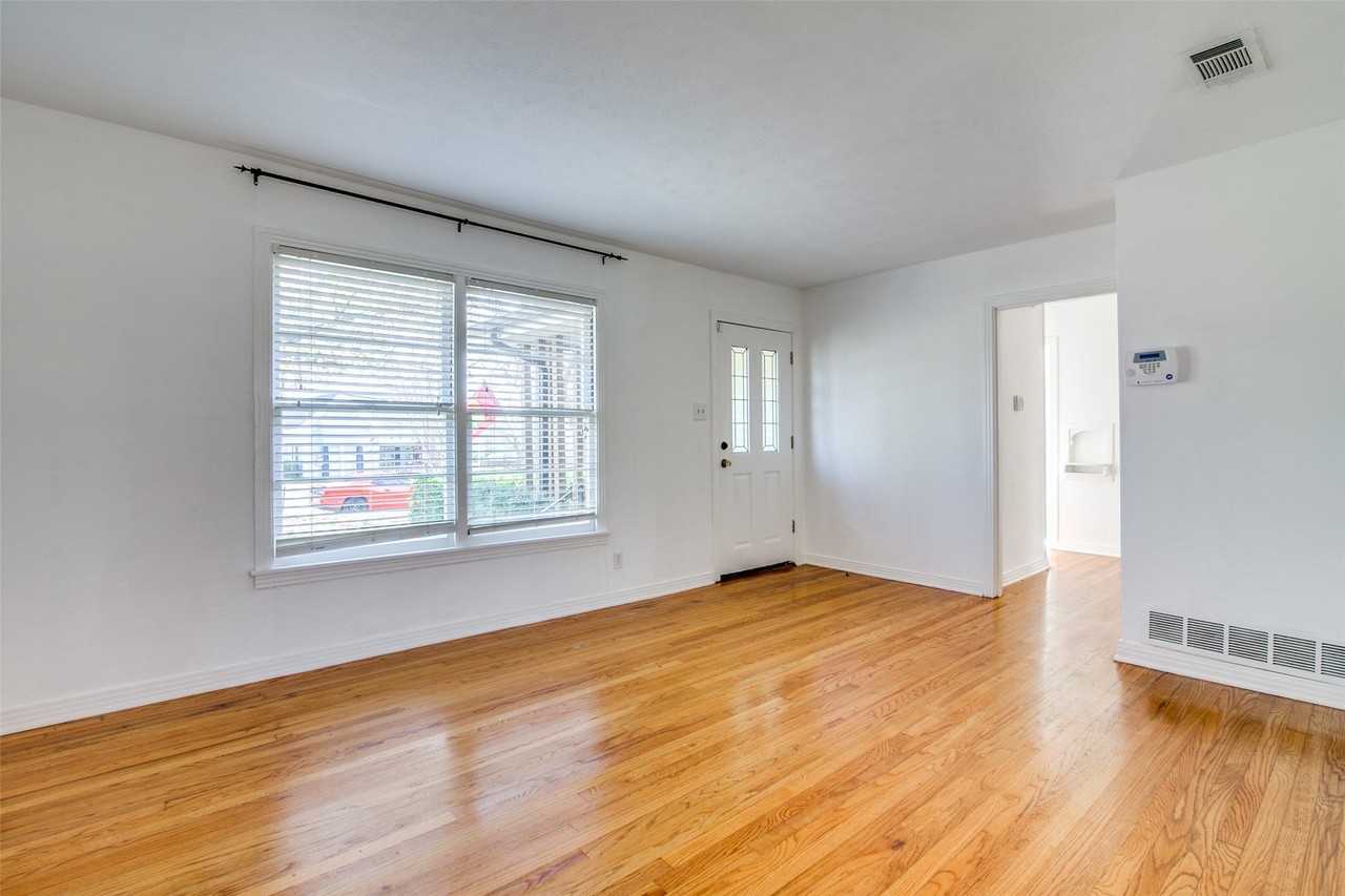 214 S Clark St - Photo 4 of 27
