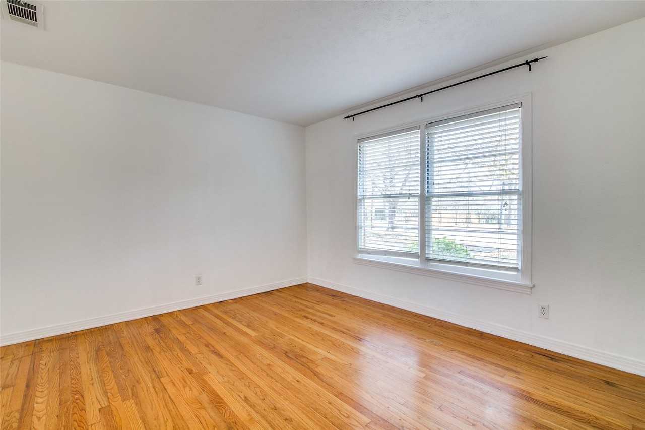 214 S Clark St - Photo 5 of 27