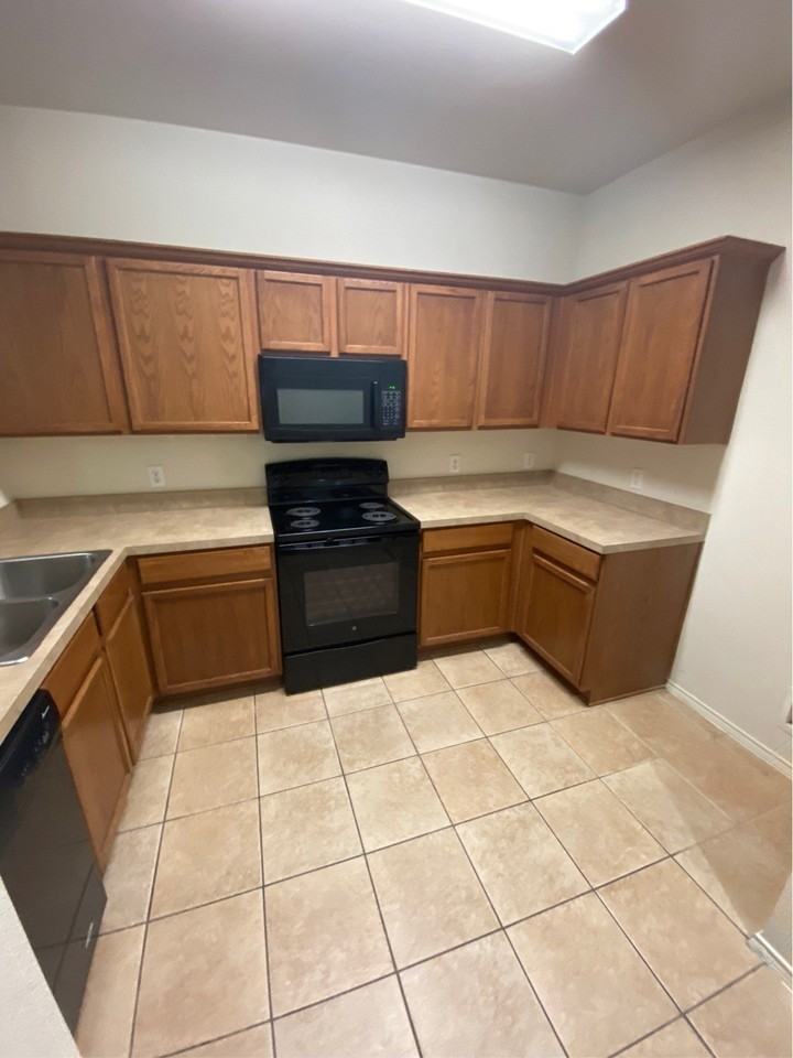 2734 Hyde Park Dr - Photo 5 of 11