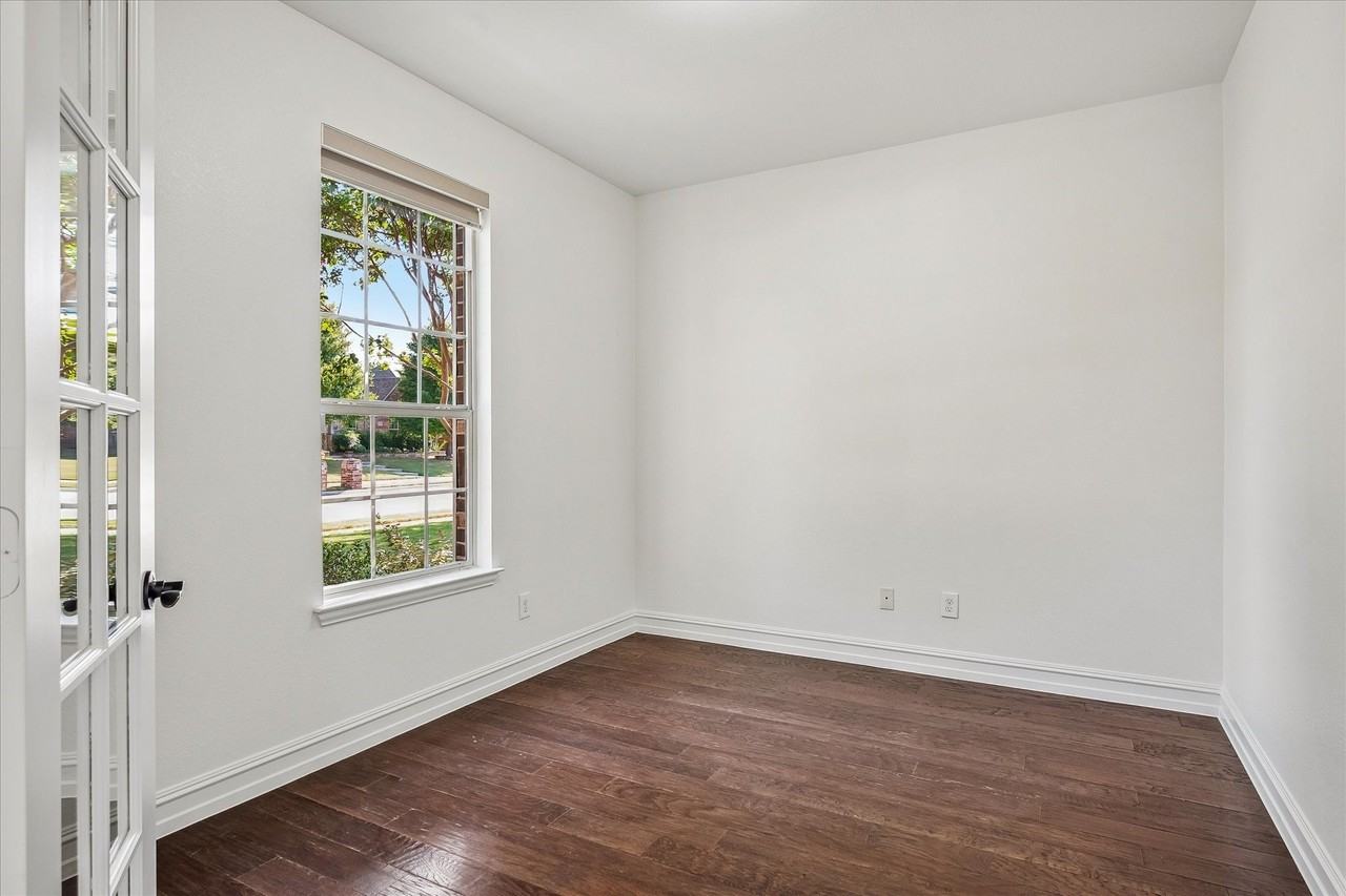 1037 Everglades Dr - Photo 4 of 25