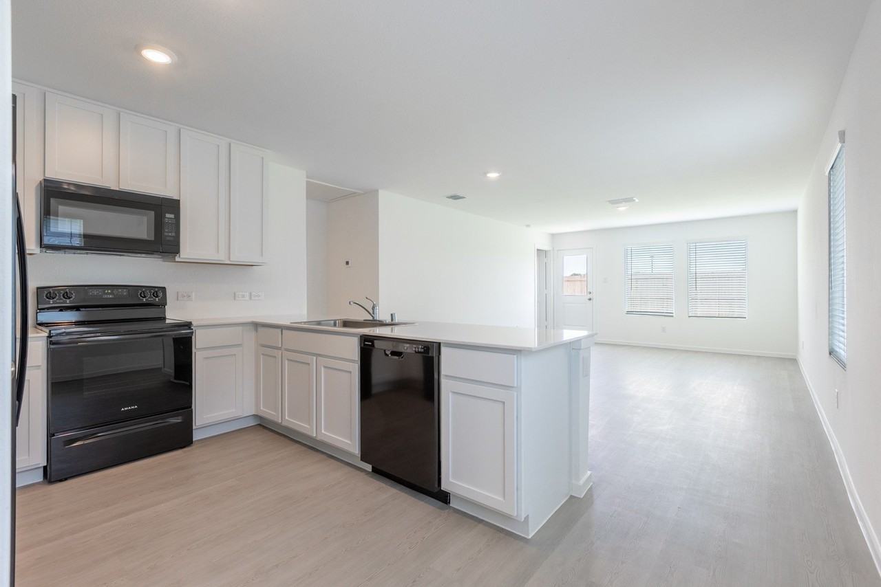 221 Poplar Pl - Photo 3 of 16