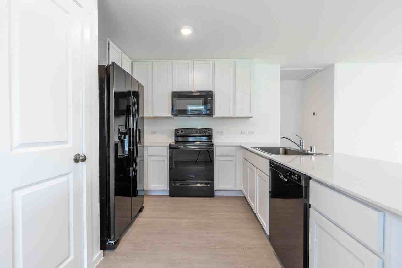 221 Poplar Pl - Photo 4 of 16