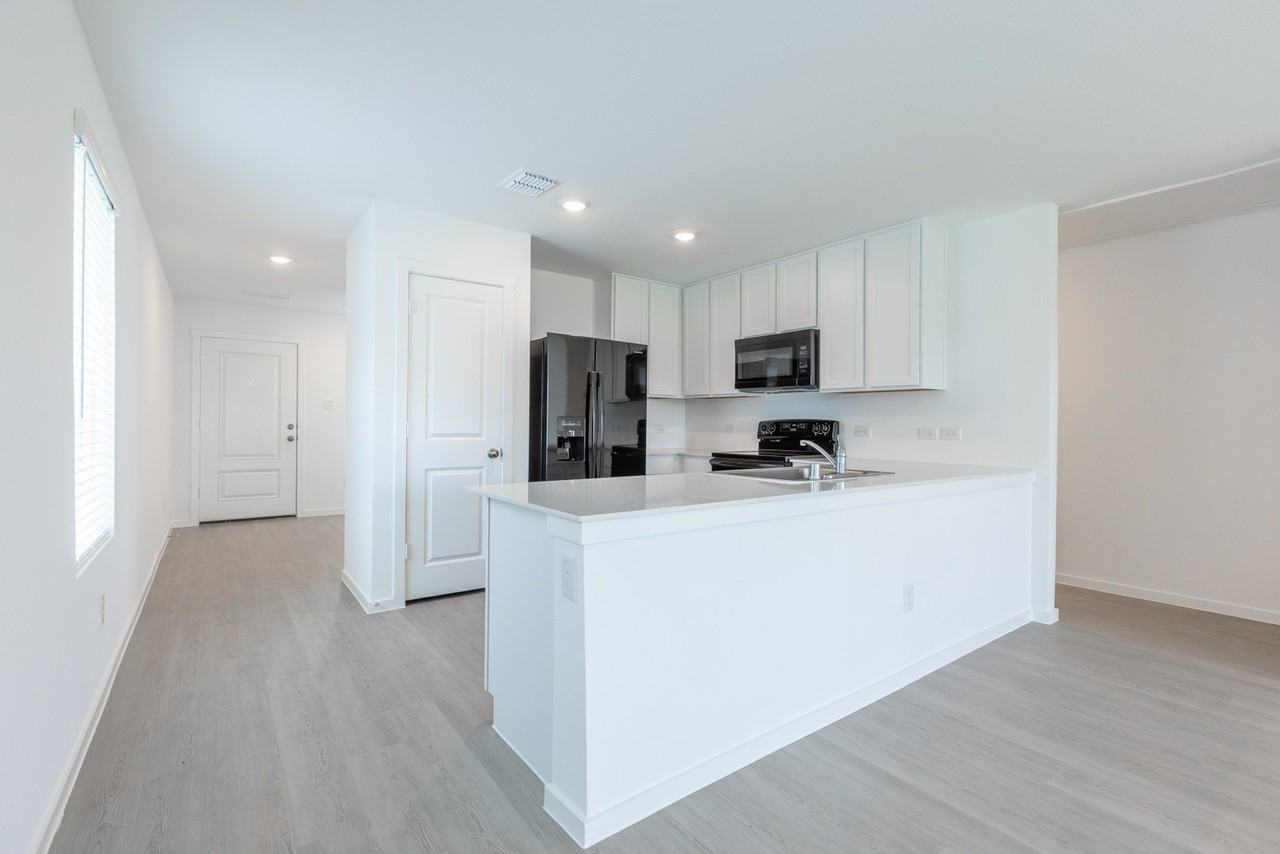 221 Poplar Pl - Photo 5 of 16