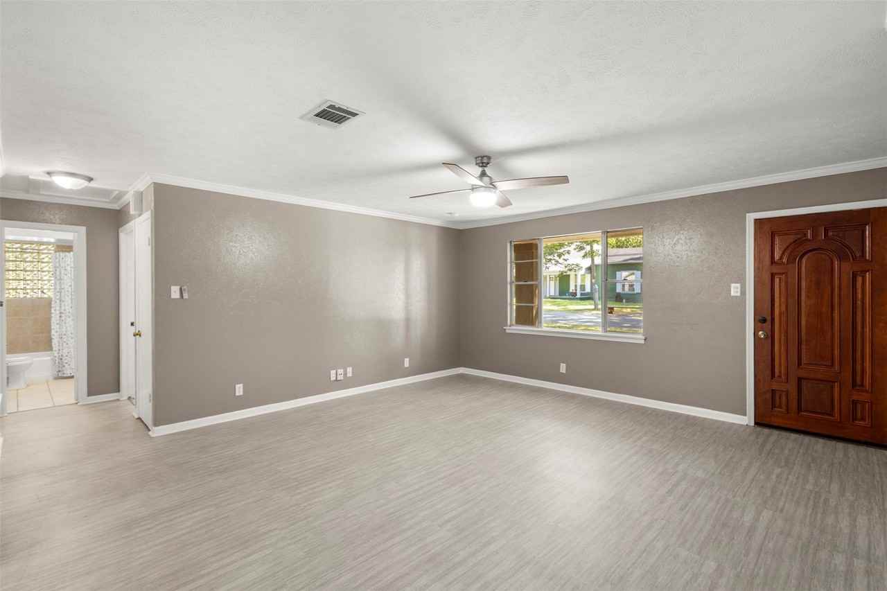 412 E Ross St - Photo 7 of 27