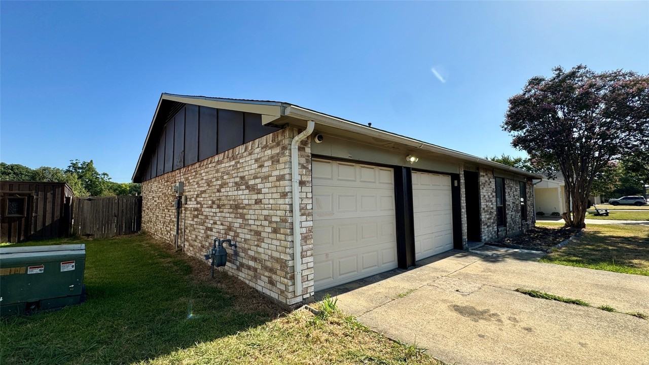 1211 Brush Creek Dr - Photo 3 of 19
