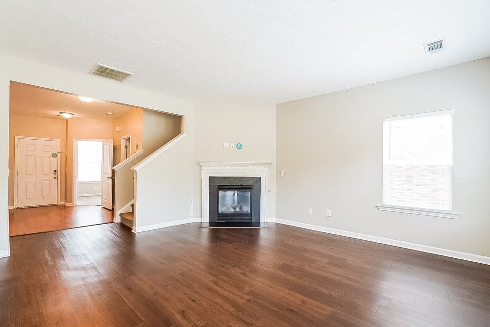 1718 Hartford Ln - Photo 5 of 17