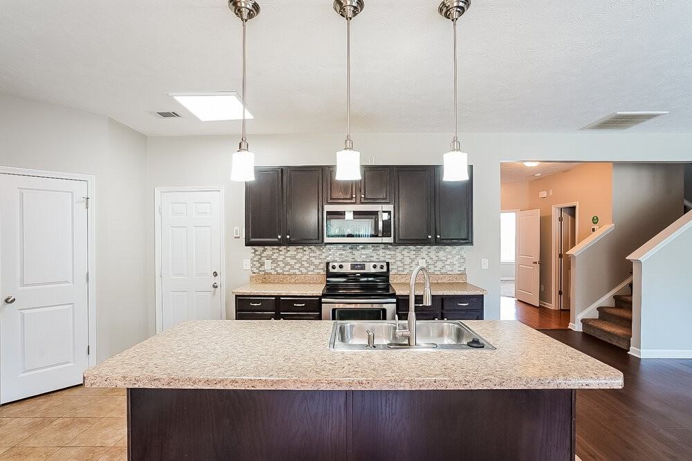 1718 Hartford Ln - Photo 6 of 17