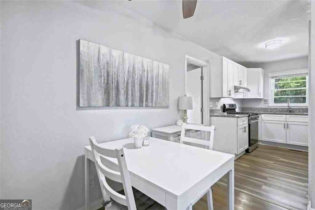2363 Beverly Ln Sw - Photo 4 of 24