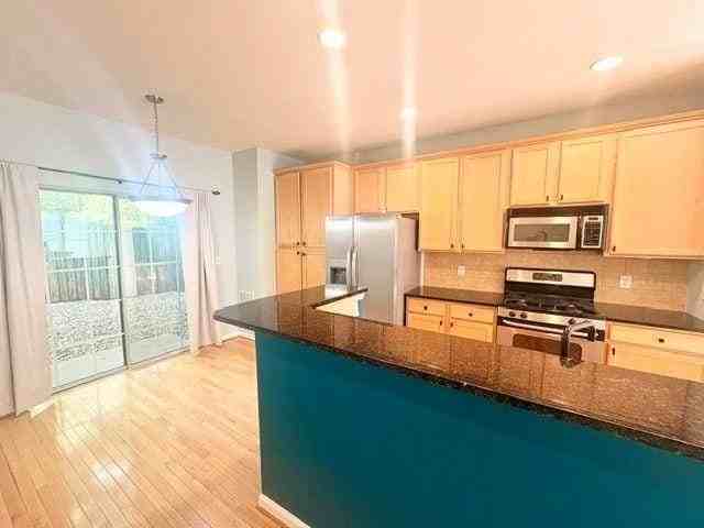 1073 Park Row North Se - Photo 2 of 15