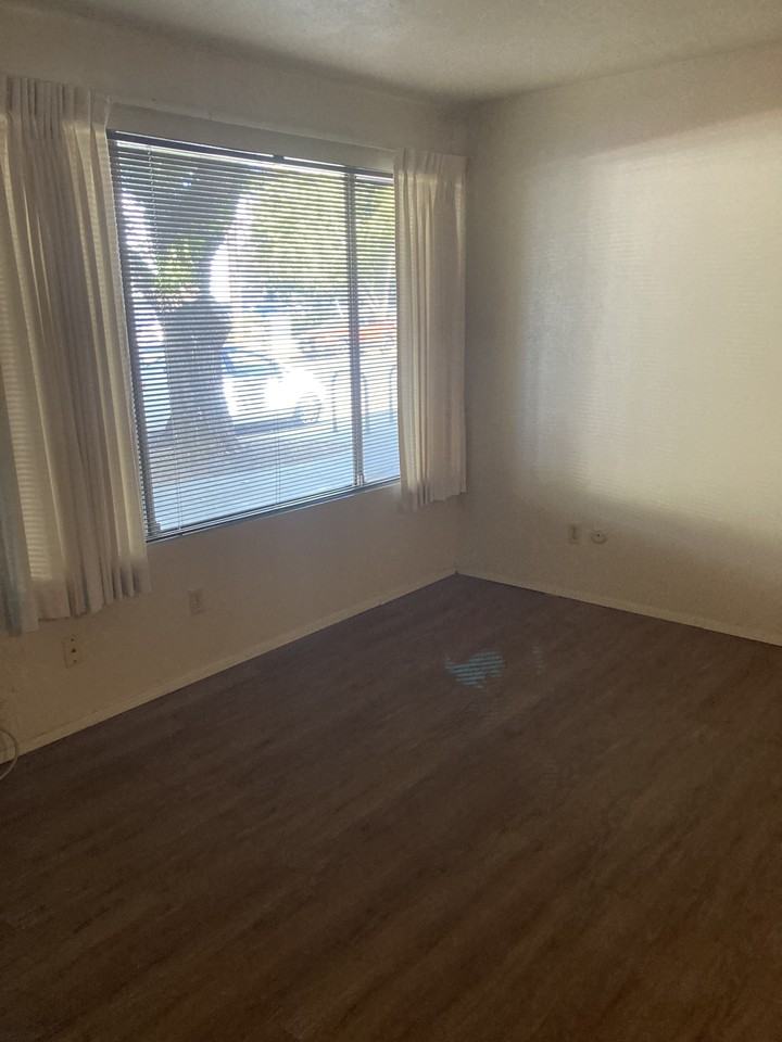 1525 22nd St #8 - Photo 2 of 4