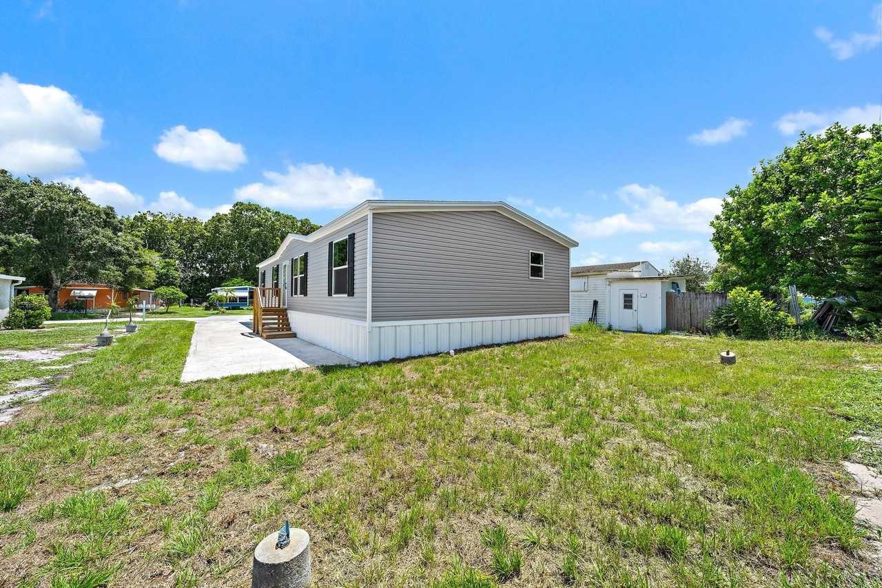 7480 Se Eagle Ave - Photo 2 of 22