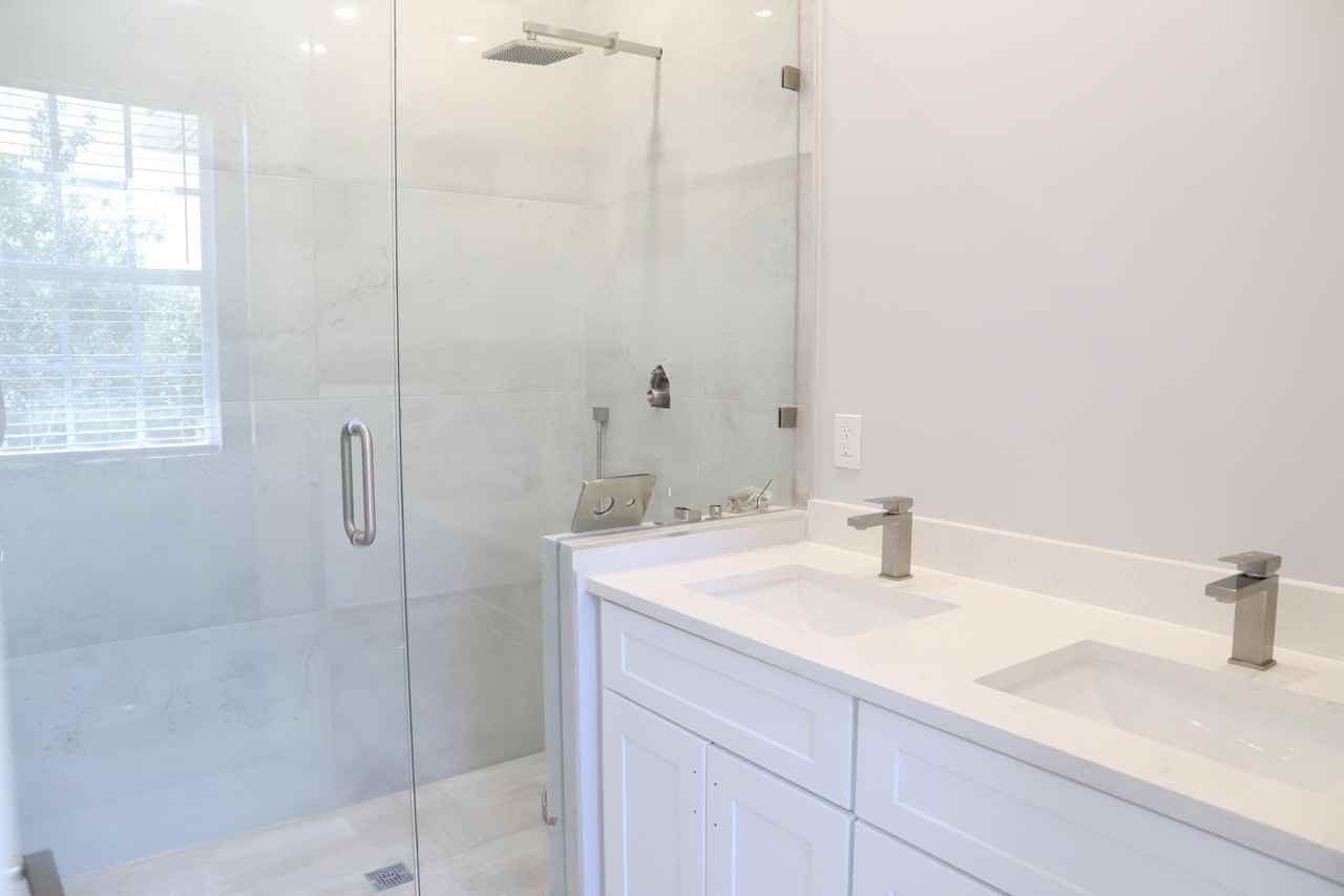 806 Nw 82nd Pl - Photo 7 of 37
