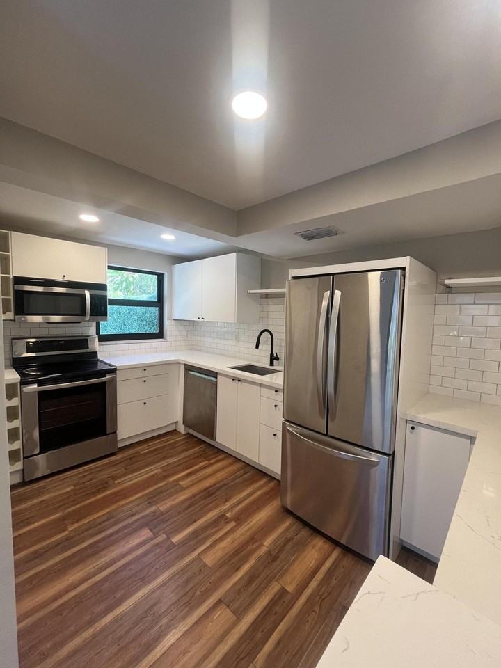 1728 Ne 2nd Ave #2 - Photo 3 of 22