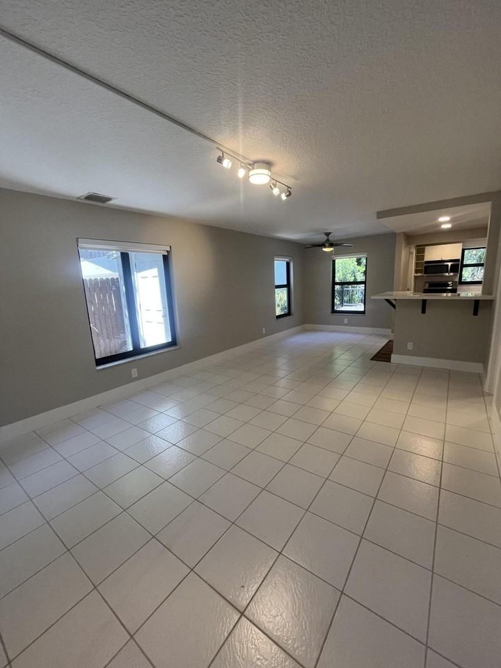 1728 Ne 2nd Ave #2 - Photo 6 of 22