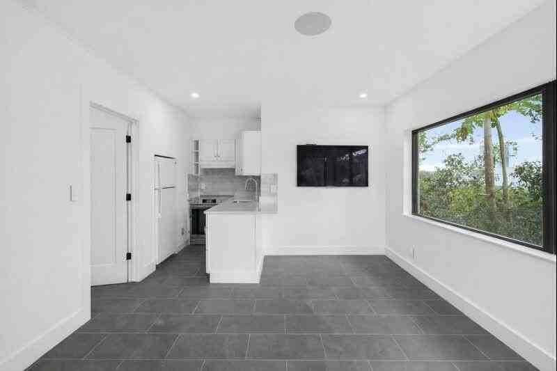 3720 Morton Ave - Photo 4 of 19