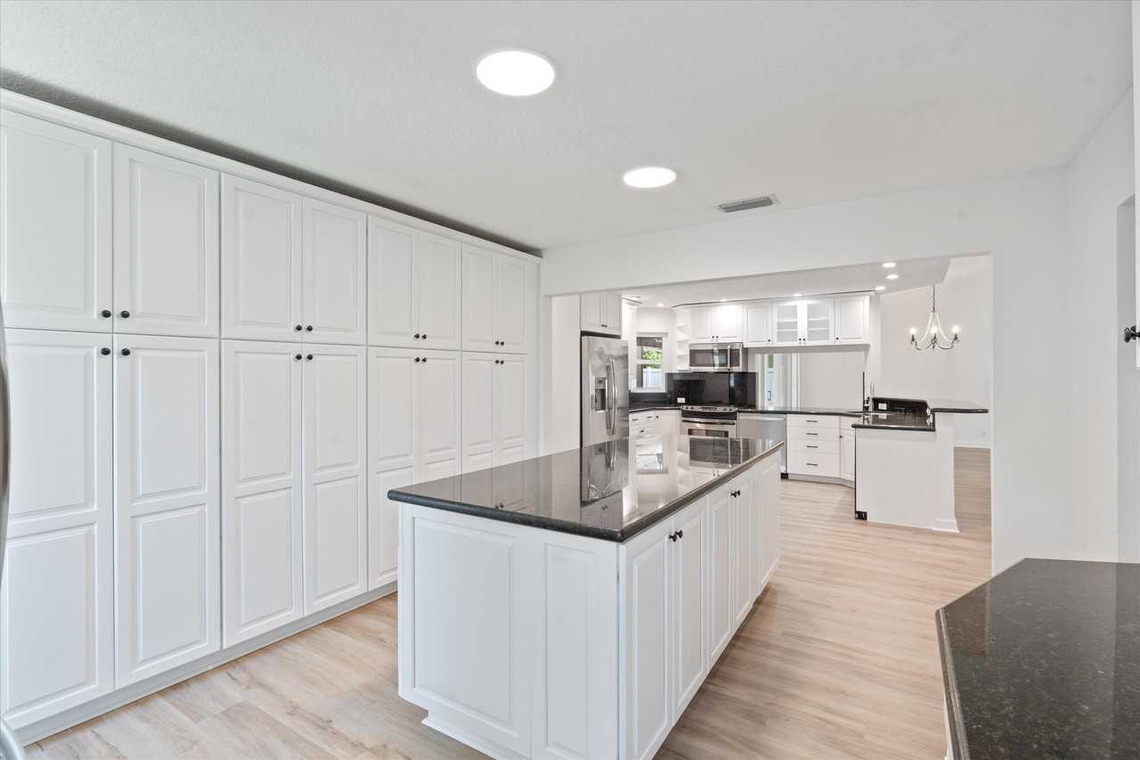 1375 Nw 16th St - Photo 6 of 25