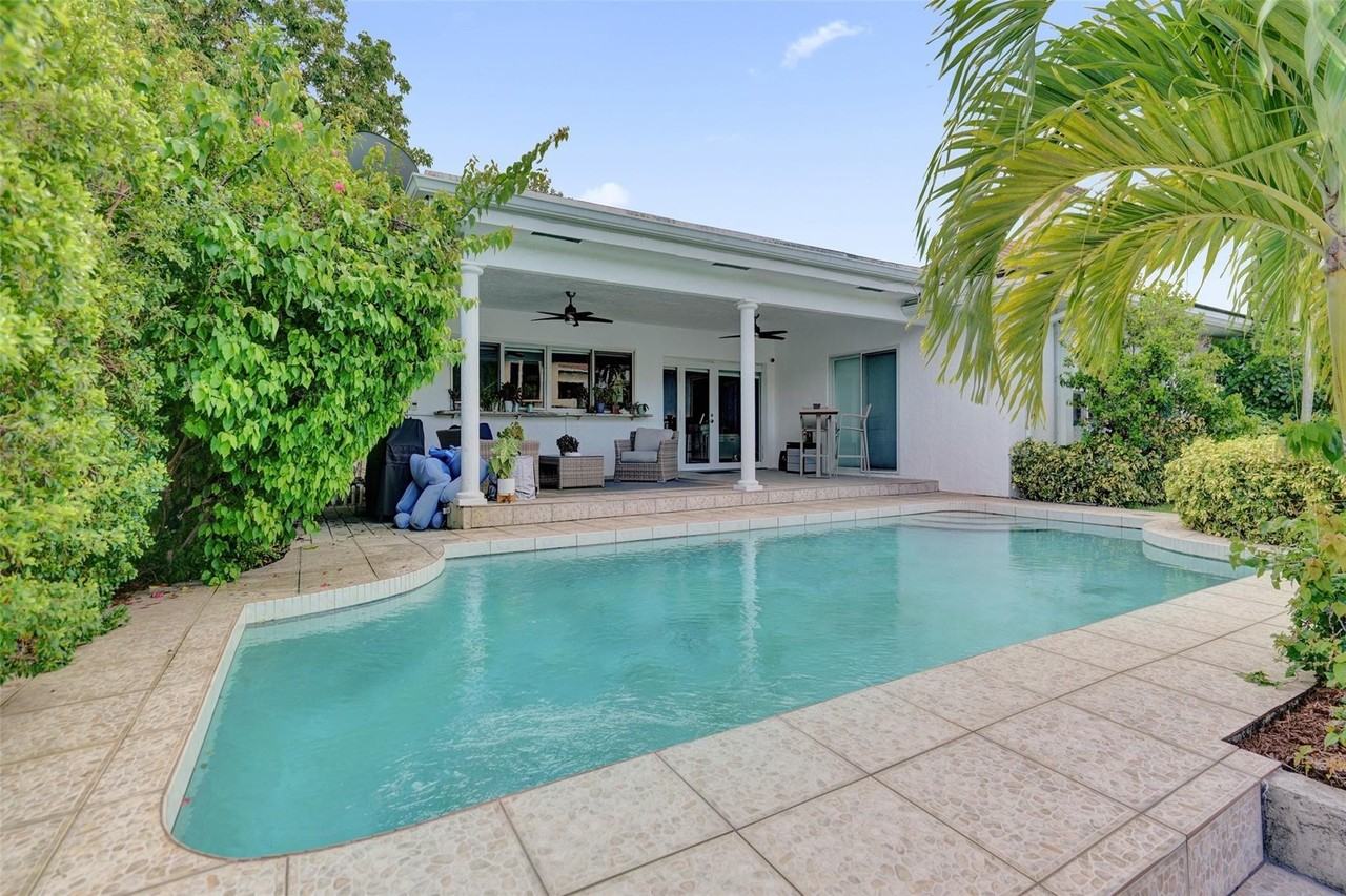 2427 Sea Island Dr - Photo 6 of 42