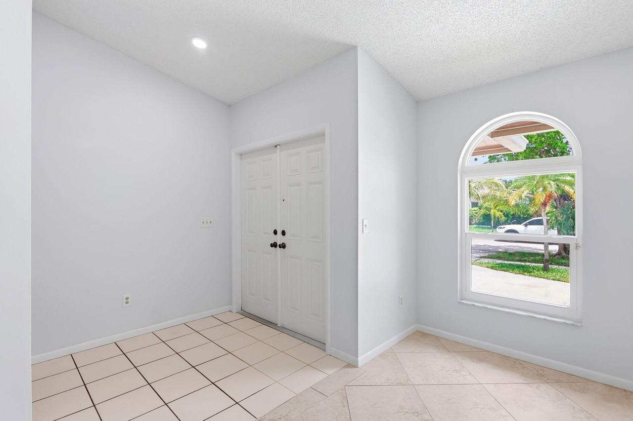 2171 Nw 76th Ave - Photo 4 of 50