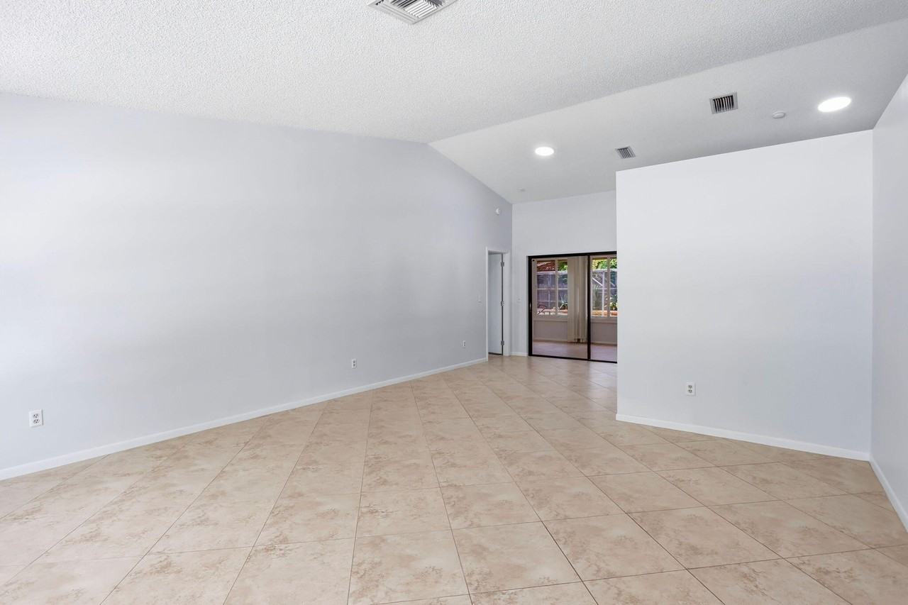 2171 Nw 76th Ave - Photo 7 of 50