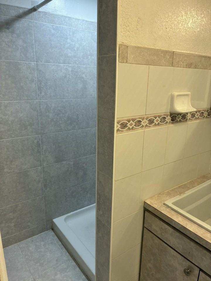 820 Sw 9th St #1-8 - Photo 7 of 7