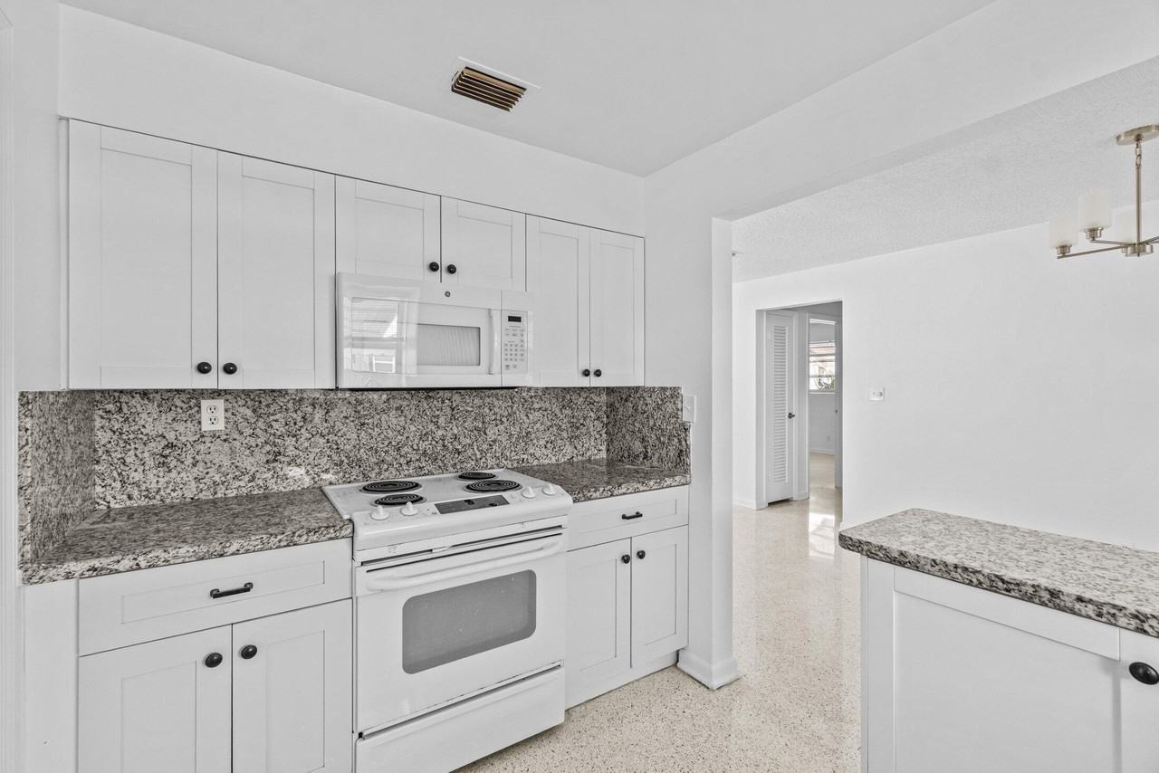 211 Sunrise Ave #5 - Photo 5 of 20