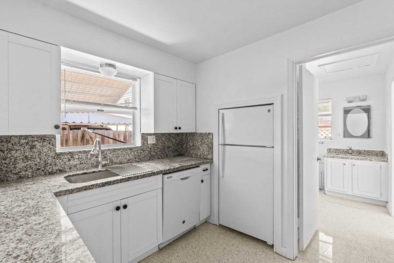 211 Sunrise Ave #5 - Photo 6 of 20