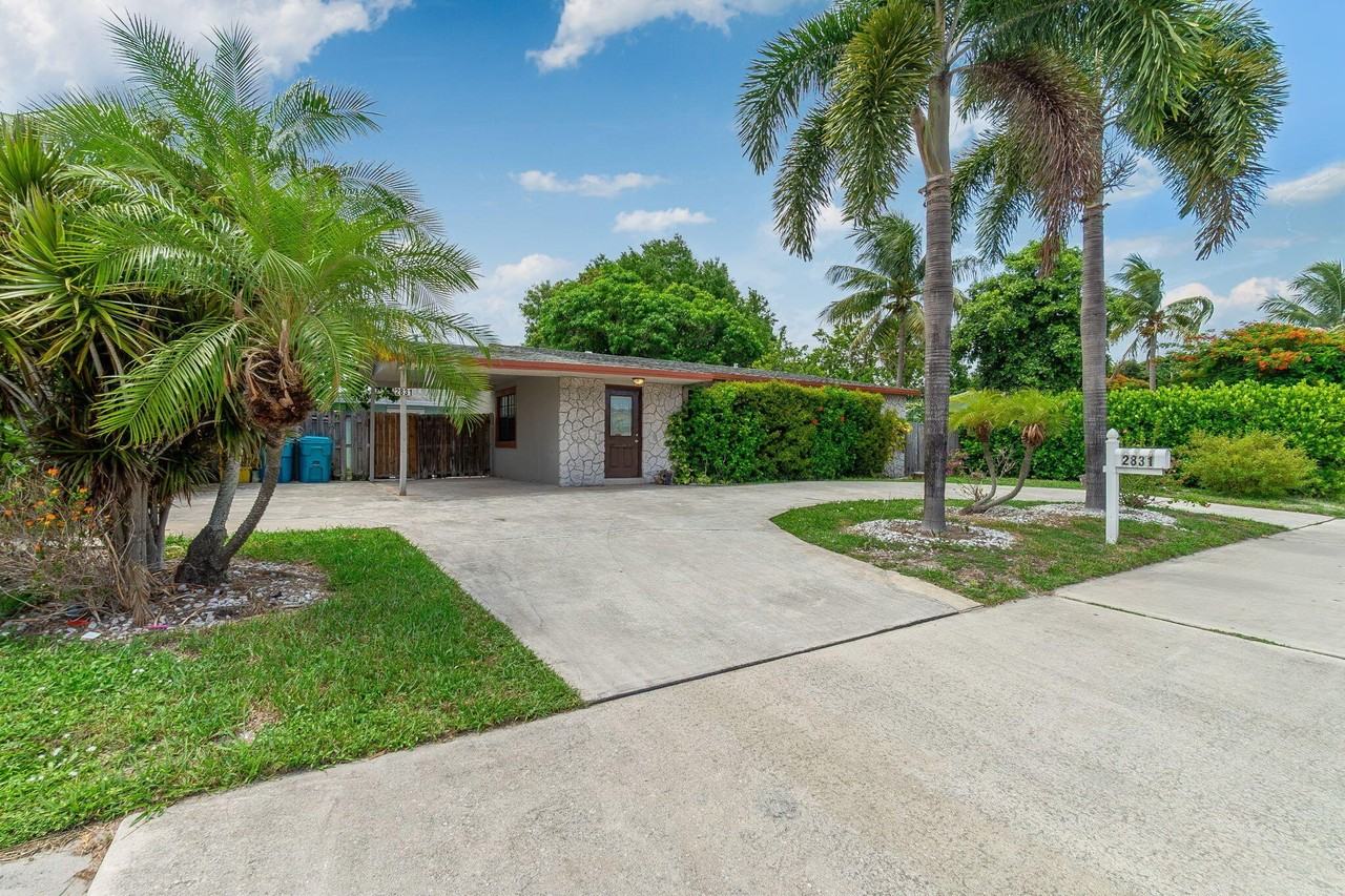 2831 N Seacrest Blvd #A