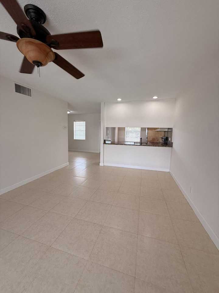 875 Nw 13th St #405 - Photo 5 of 16