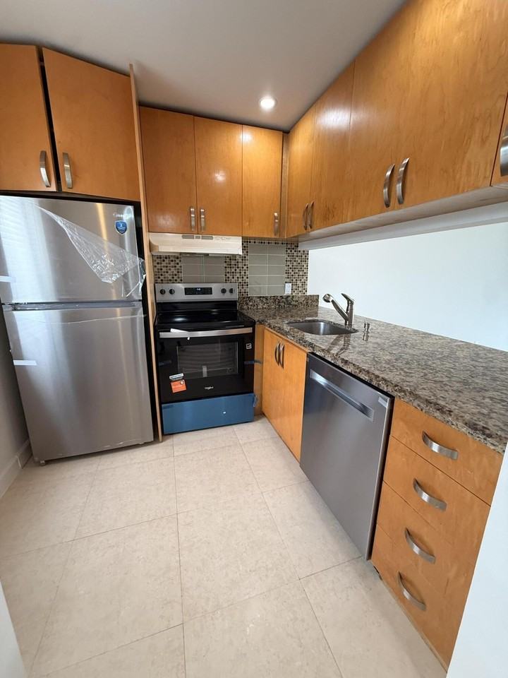 875 Nw 13th St #405 - Photo 6 of 16