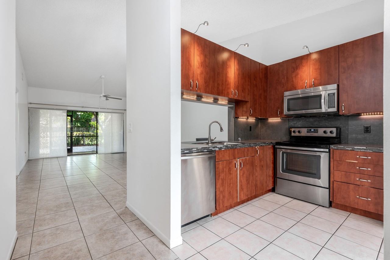 1013 Nw 53rd St - Photo 4 of 46