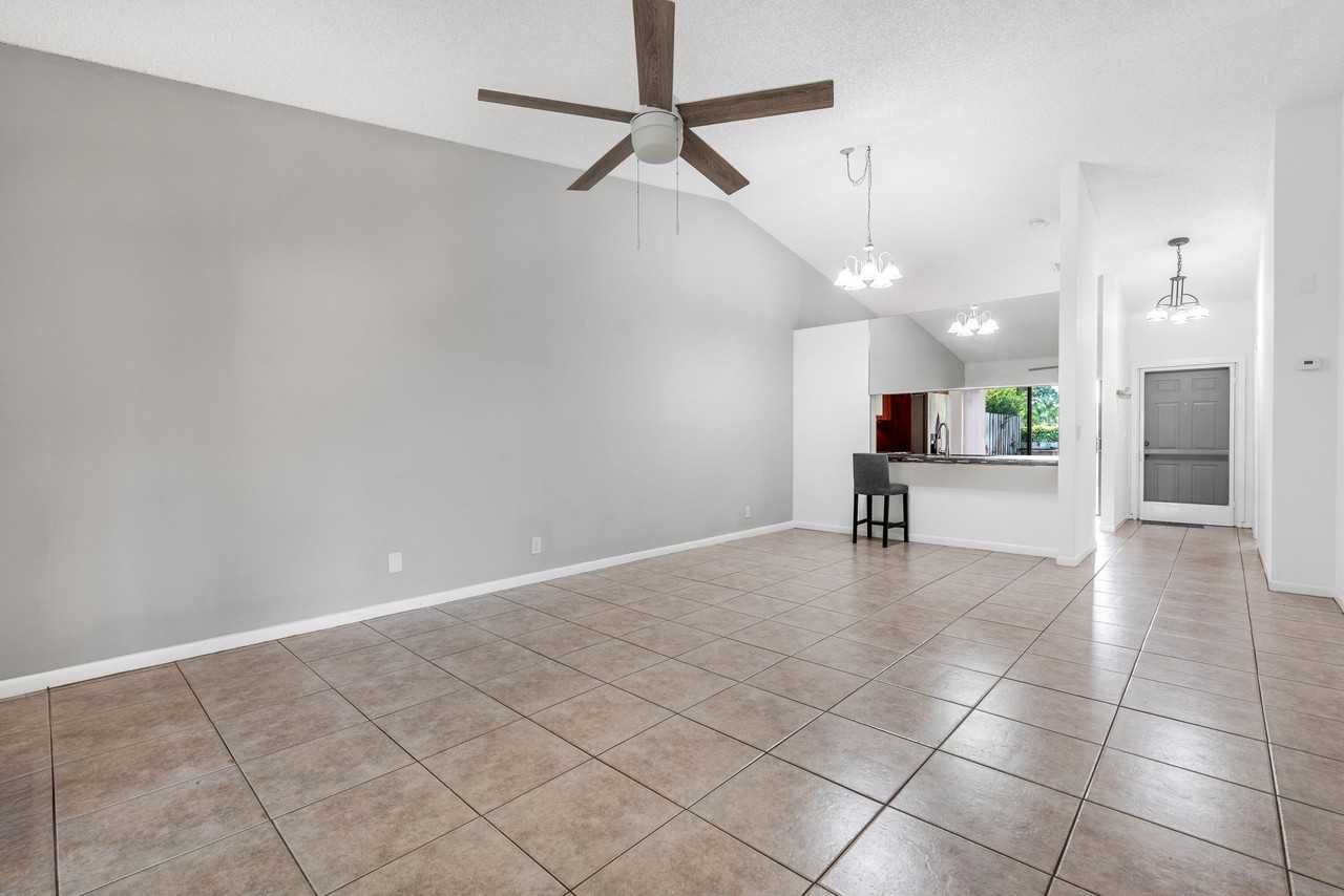 1013 Nw 53rd St - Photo 6 of 46