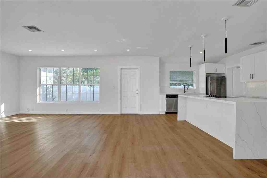 2206 Se 14th St - Photo 6 of 26