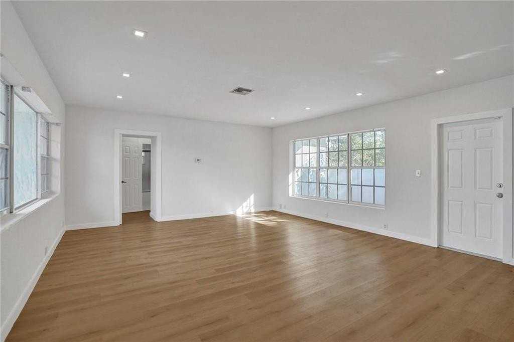 2206 Se 14th St - Photo 7 of 26