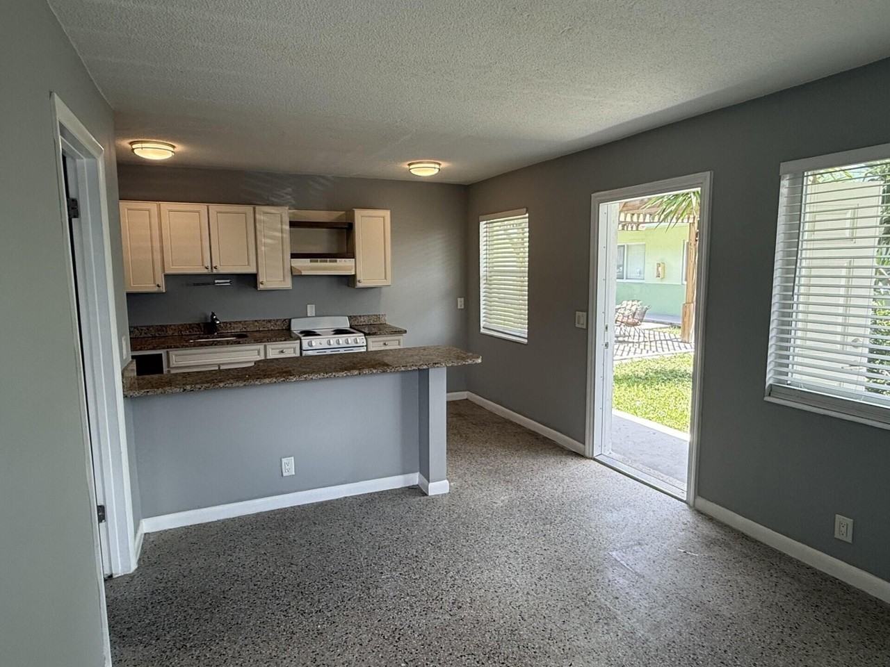 1118 N H St #14 - Photo 4 of 11