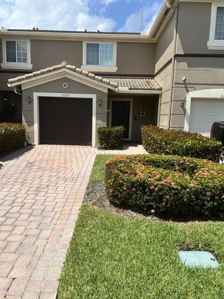 2205 Sw Marshfield Ct #2205 - Photo 2 of 2
