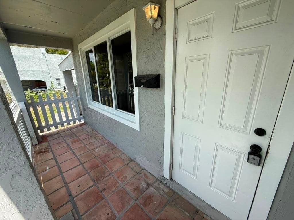 933 30th Ct - Photo 4 of 21