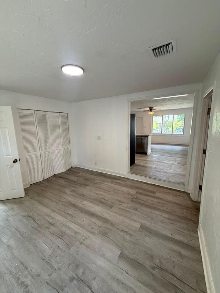 933 30th Ct - Photo 6 of 21