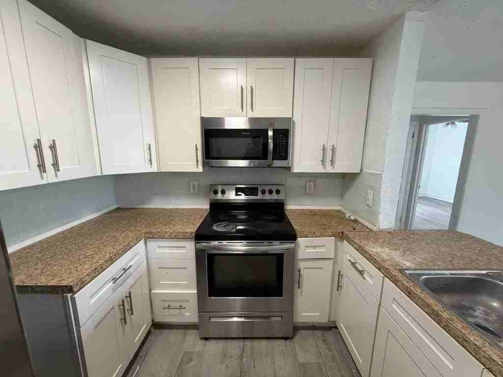 933 30th Ct - Photo 7 of 21