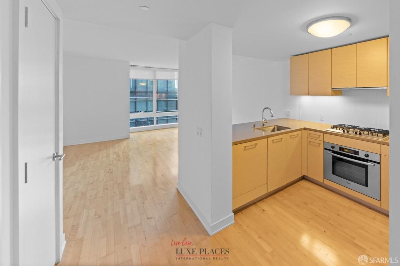 301 Mission St #12E - Photo 2 of 18