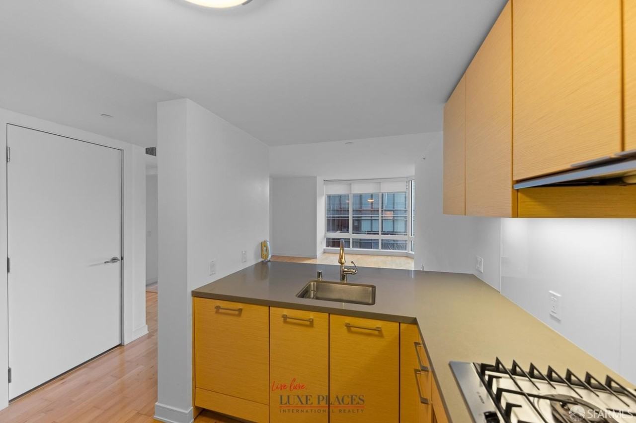 301 Mission St #12E - Photo 3 of 18