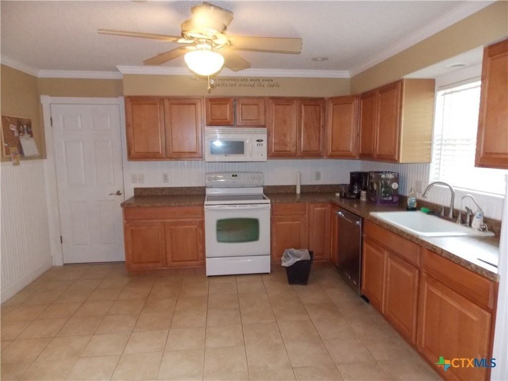 1309 Azalea Ln - Photo 5 of 27