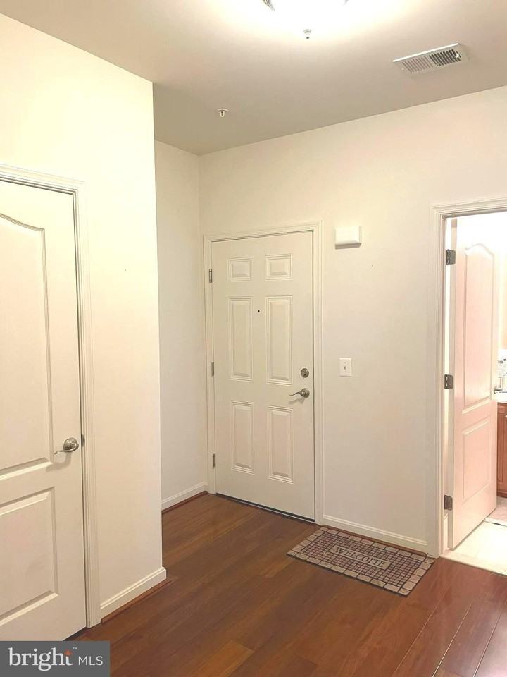 7401 Travertine Dr #302 - Photo 4 of 35