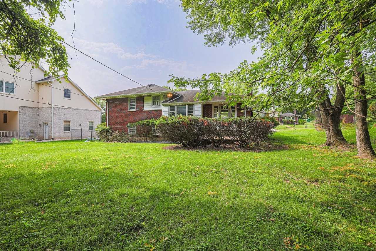 2302 Farringdon Rd - Photo 3 of 19